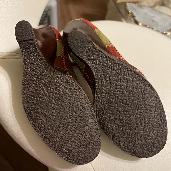 Size 6B Vince Camuto Brown ,rust & green suede Wedge Heel Shoes Sandal - Picture 8 of 8